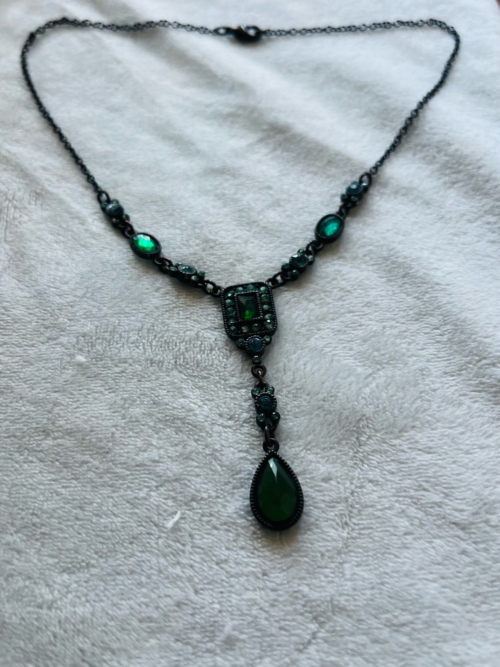 Avon Emerald Green Statement Drop Necklace – Vintage-Inspired
